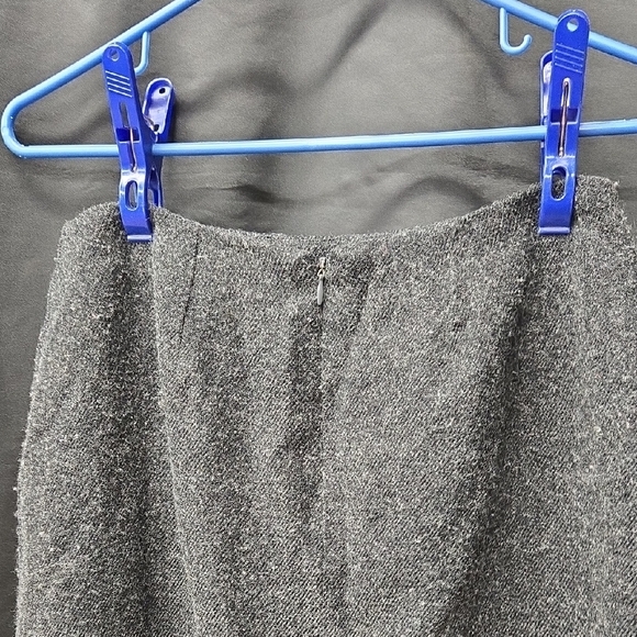 Elegant Women's Black Midi Skirt - Picture 4 of 10